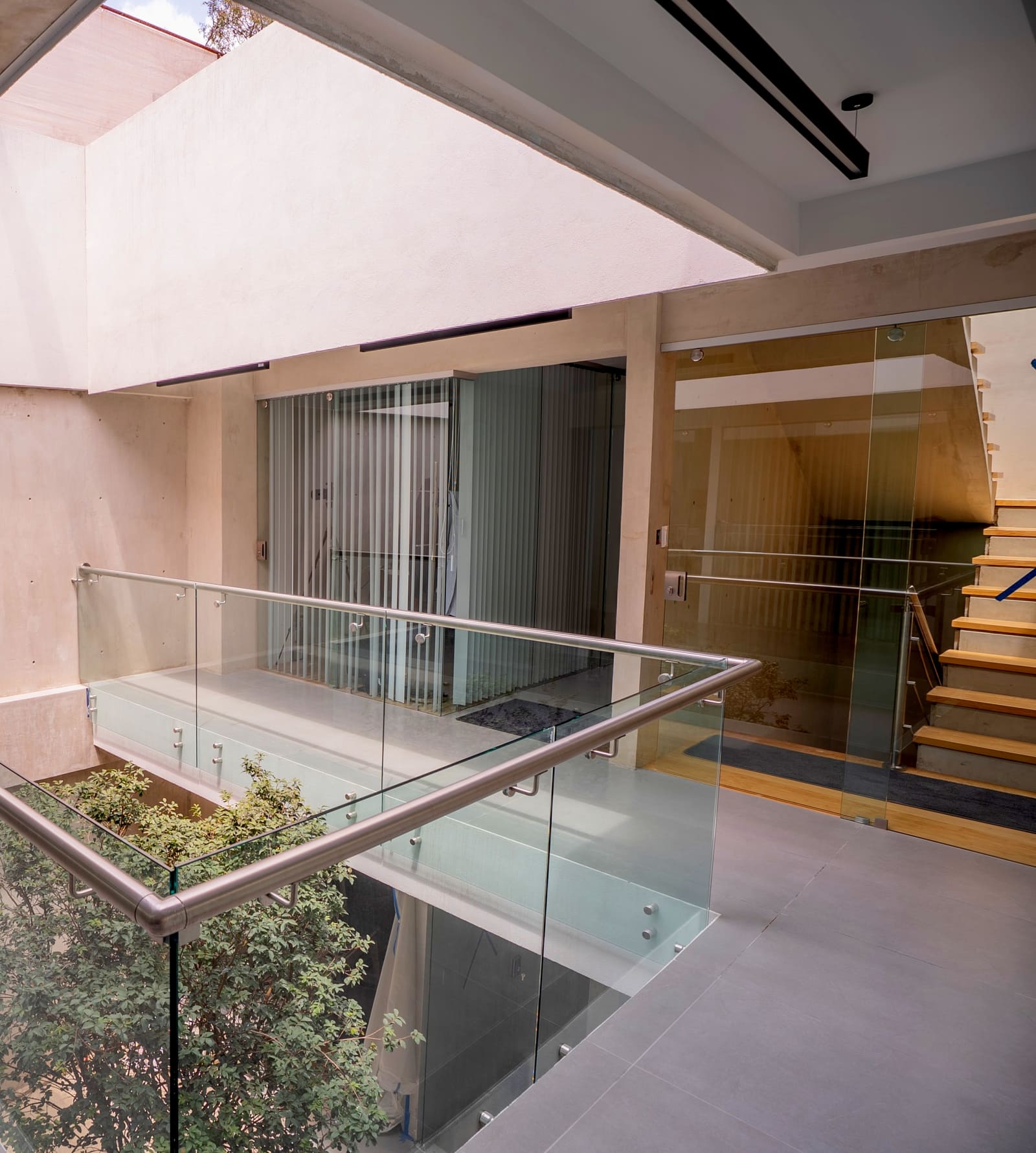 Patio de entrada con escaleras hacia la recepción en planta alta